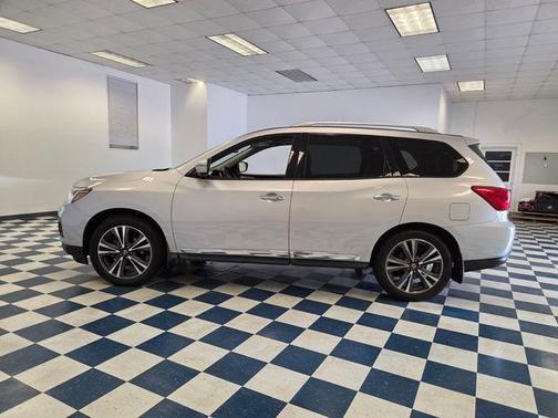 Brilliant Silver Metallic 2019 Nissan Pathfinder Platinum