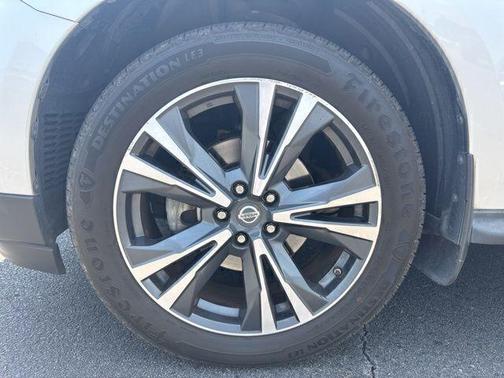 Brilliant Silver Metallic 2019 Nissan Pathfinder Platinum