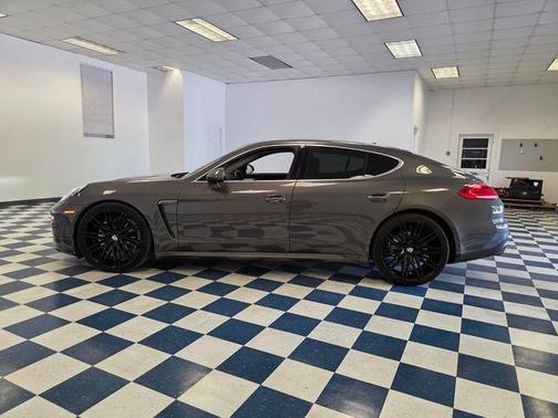 Carbon Gray Metallic 2014 Porsche Panamera 4S