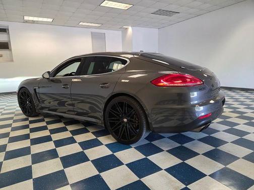 Carbon Gray Metallic 2014 Porsche Panamera 4S