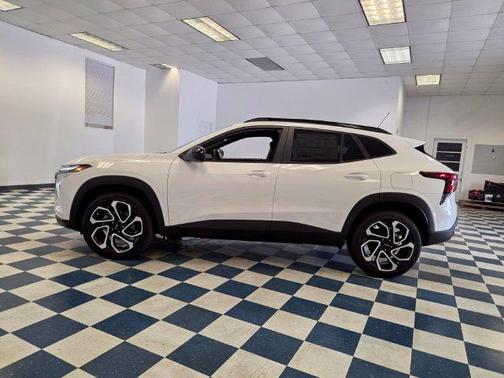Summit White 2026 Chevrolet Trax 2RS