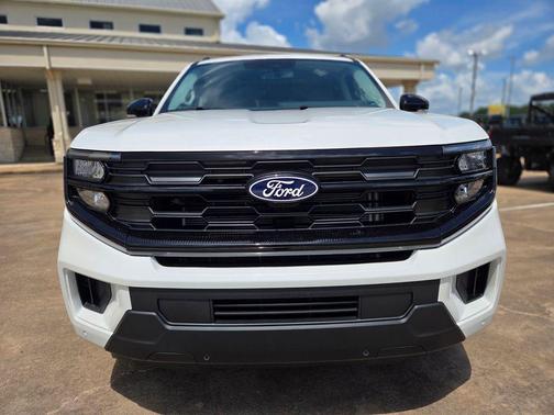 Star White Metallic Tri-Coat 2027 Ford Expedition Active