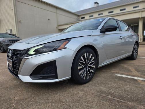 Brilliant Silver Metallic 2024 Nissan Altima 2.5 SV