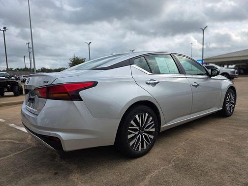 Brilliant Silver Metallic 2024 Nissan Altima 2.5 SV