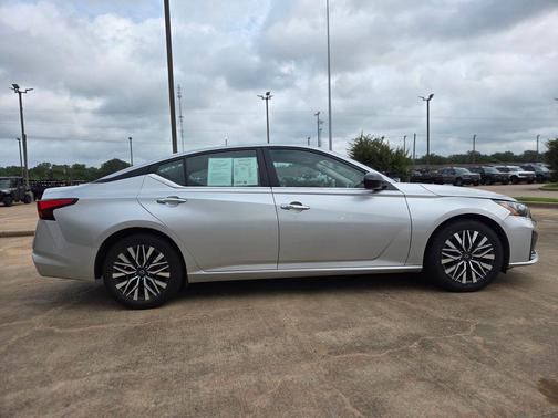 Brilliant Silver Metallic 2024 Nissan Altima 2.5 SV