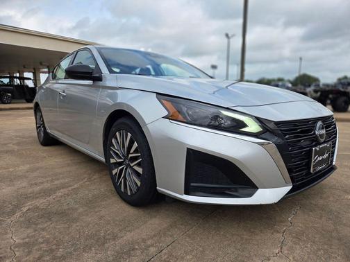 Brilliant Silver Metallic 2024 Nissan Altima 2.5 SV