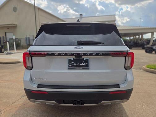 Space White Metallic 2026 Ford Explorer Active