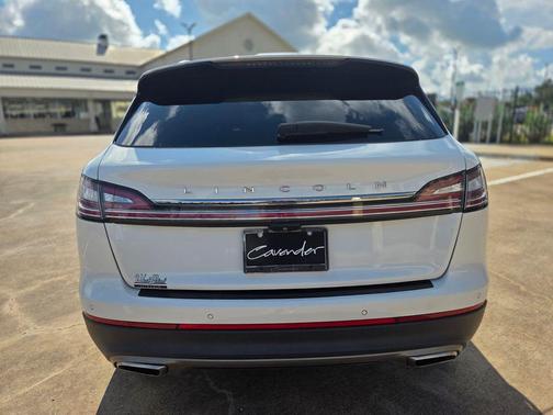 Pristine White Metallic Tri-Coat 2022 Lincoln Nautilus Reserve