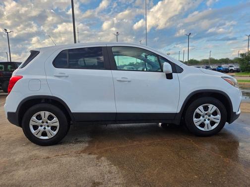 Summit White 2017 Chevrolet Trax LS