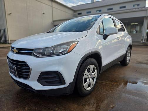 Summit White 2017 Chevrolet Trax LS