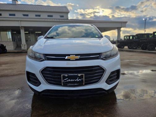 Summit White 2017 Chevrolet Trax LS