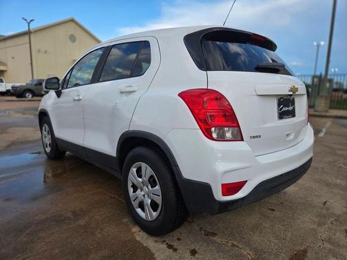Summit White 2017 Chevrolet Trax LS