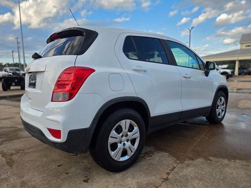 Summit White 2017 Chevrolet Trax LS