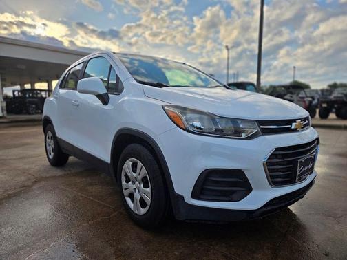 Summit White 2017 Chevrolet Trax LS