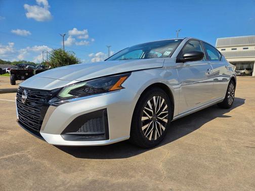 Brilliant Silver Metallic 2024 Nissan Altima 2.5 SV