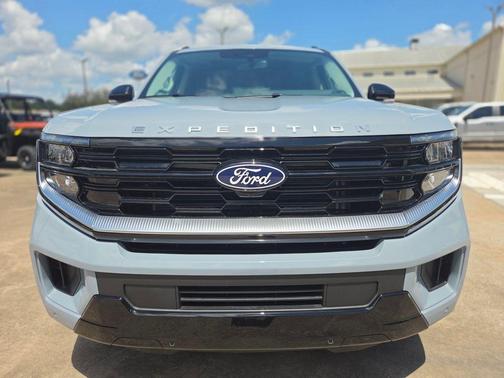 Glacier Gray Metallic Tri-Coat 2027 Ford Expedition Platinum
