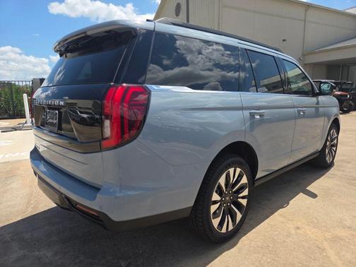 Glacier Gray Metallic Tri-Coat 2027 Ford Expedition Platinum