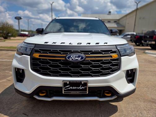 Star White Metallic Tri-Coat 2027 Ford Explorer Tremor
