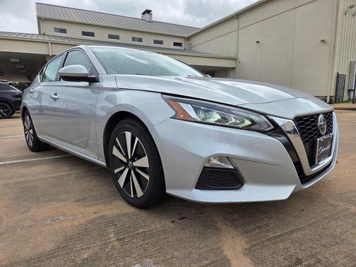 Brilliant Silver Metallic 2022 Nissan Altima 2.5 SV