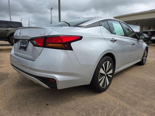 Brilliant Silver Metallic 2022 Nissan Altima 2.5 SV