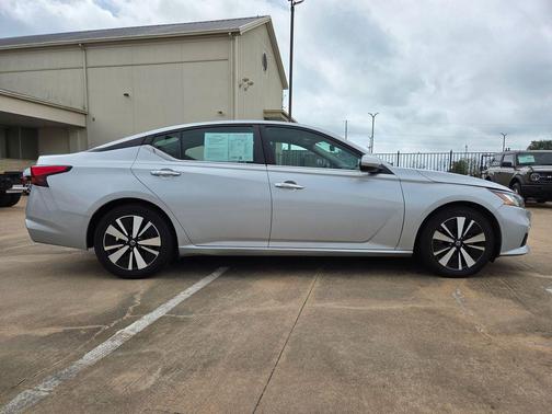 Brilliant Silver Metallic 2022 Nissan Altima 2.5 SV