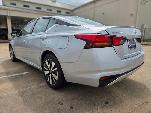 Brilliant Silver Metallic 2022 Nissan Altima 2.5 SV