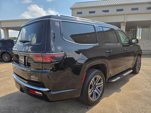 Diamond Black Crystal Pearlcoat 2024 Jeep Wagoneer Series II 4x2