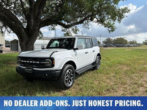 Oxford White 2026 Ford Bronco Outer Banks SUV