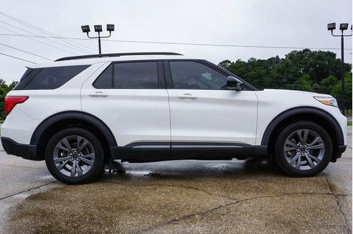 White Metallic 2022 Ford Explorer XLT