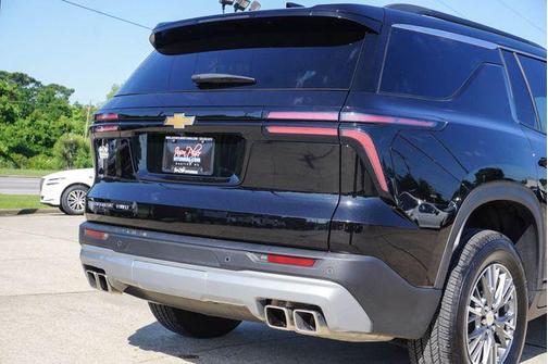 Mosaic Black Metallic 2026 Chevrolet Traverse LT