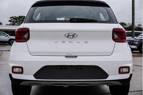 Lunar White w/Black Roof 2026 Hyundai VENUE SEL w/Two-Tone Roof