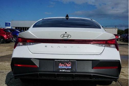 2025 Hyundai ELANTRA SE