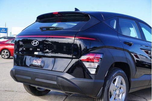 Abyss Black Pearl 2026 Hyundai KONA SE