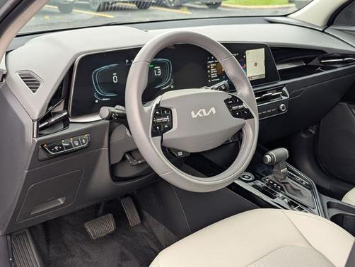Green 2025 Kia Niro EX
