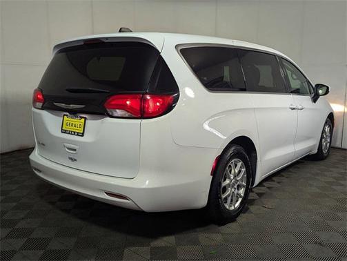2022 Chrysler Voyager LX