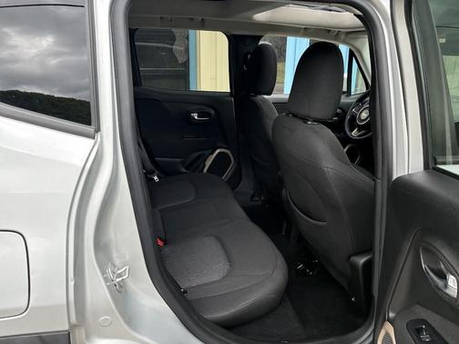 Glacier Metallic 2016 Jeep Renegade Latitude