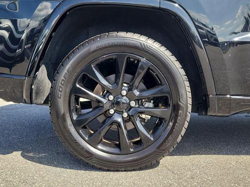 Diamond Black Crystal Pearlcoat 2021 Jeep Grand Cherokee Laredo