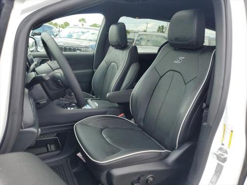 2025 Chrysler Pacifica Hybrid Premium S Appearance Pkg