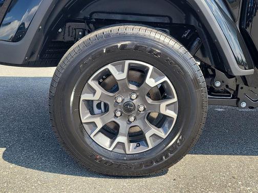 Black Clearcoat 2026 Jeep Gladiator Sahara 4x4