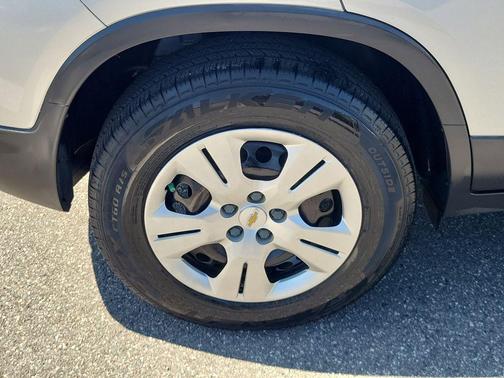 Silver Ice Metallic 2018 Chevrolet Trax LS