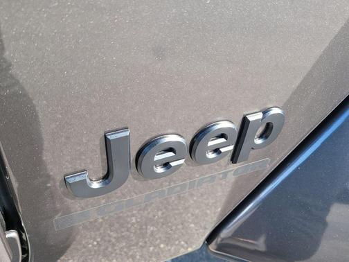 Granite Crystal Metallic Clearcoat 2026 Jeep Gladiator Sport S