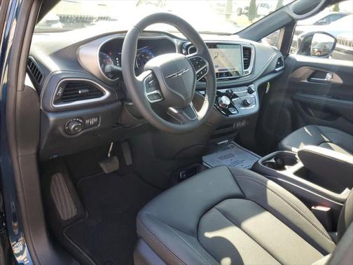 2025 Chrysler Pacifica L