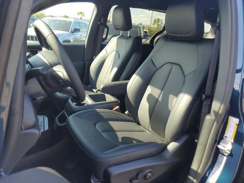 2025 Chrysler Pacifica L