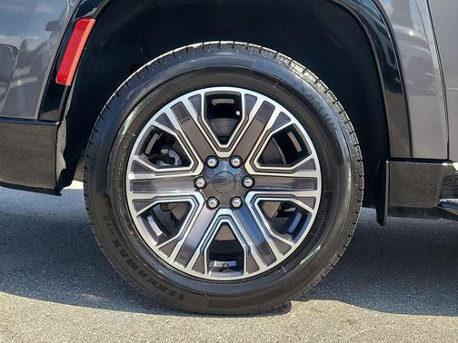 Baltic Gray Metallic Clearcoat 2024 Jeep Wagoneer L Series II