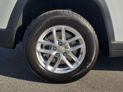 Bright White Clearcoat 2026 Jeep Grand Cherokee L Altitude