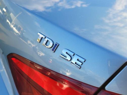 2013 Volkswagen Passat 2.0 TDI SE w/ Sunroof