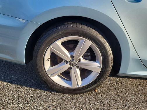 2013 Volkswagen Passat 2.0 TDI SE w/ Sunroof