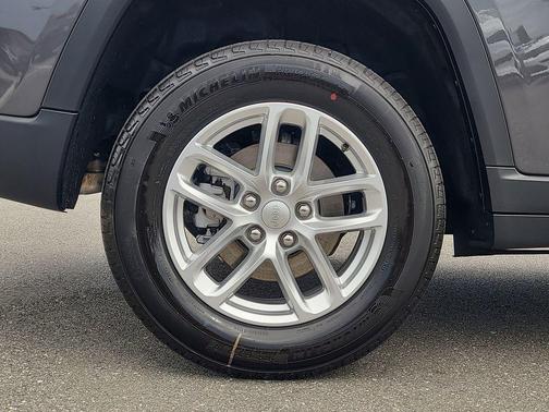 Baltic Gray Metallic Clearcoat 2026 Jeep Grand Cherokee Altitude