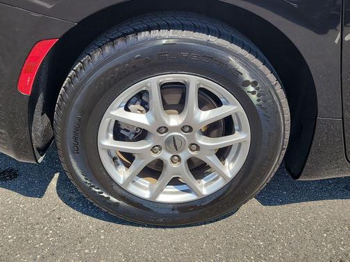 Diamond Black Crystal Pearlcoat 2024 Chrysler Pacifica Touring L