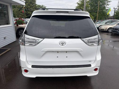White 2017 Toyota Sienna SE